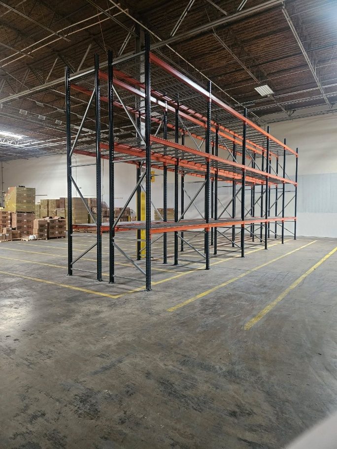 Selective pallet racking with wire decking in a Carrollton, TX manufacturing warehouse